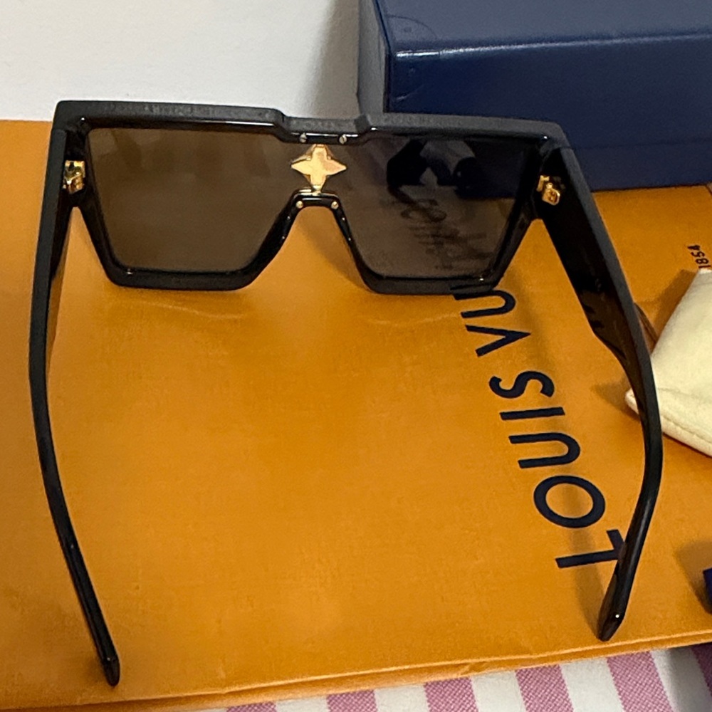Louis Vuitton
2023 Cyclone Sunglasses - Picture 4 of 8